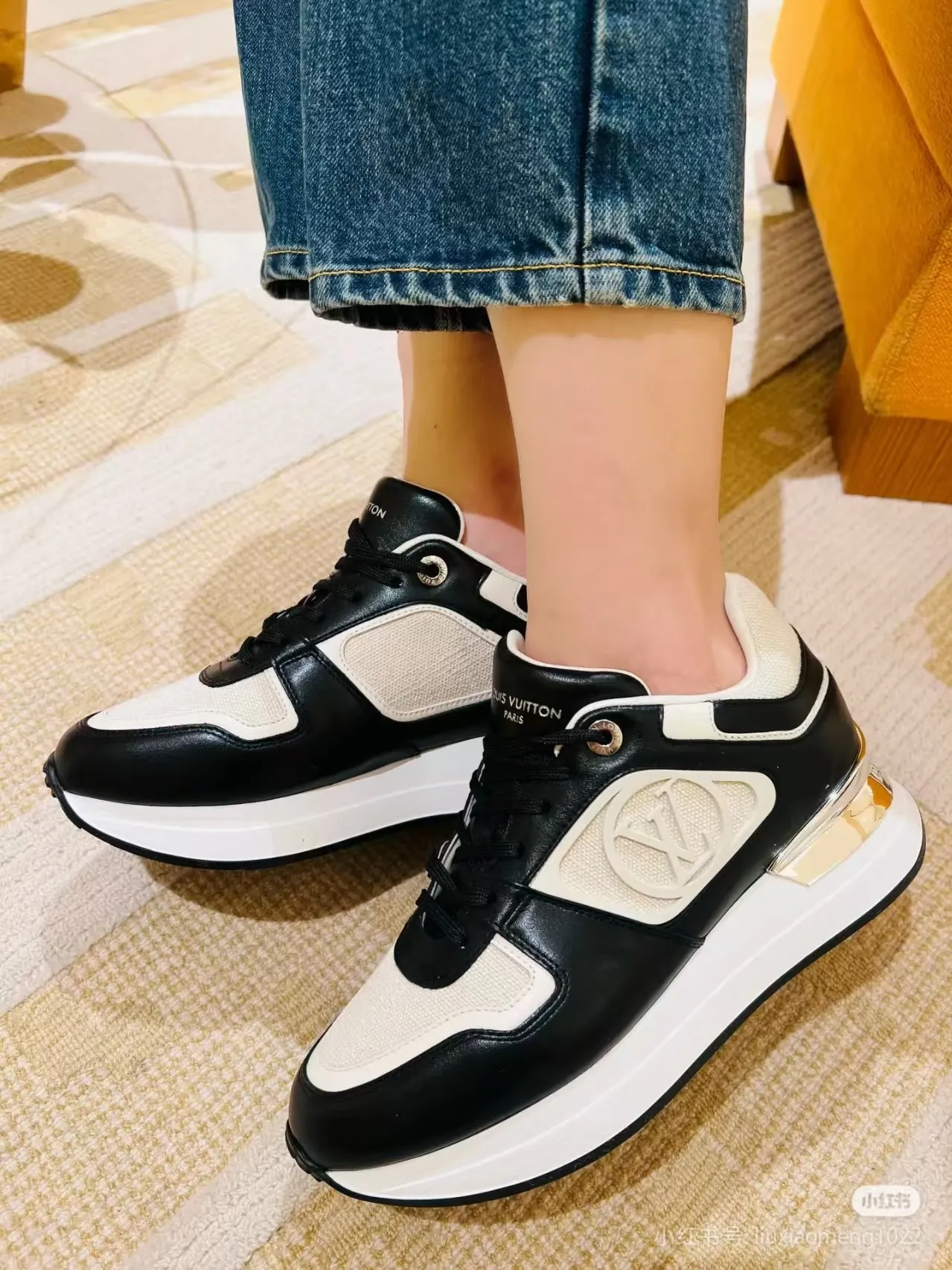 👟👟Ex-factory price 640👟👟 🔥🔥🔥LOUIS VUITTON 2025 couples models are now on the official website of Louis Vuitton, this Neo Run Away sneakers are inspired by running shoes, incorporating LV's iconic must-have shoes into the trend. This version is a 1:1 replica of the original version, made of LV denim and calfskin, highlighting its simple lines and unique wedge outsole. The main details include the LV initials on the side and the engraved gold heel stabilizer on the back plus a hidden insole. 2cm. Sizes 35-42, 39-46. Full package, high version. Welcome new and old customers to inquire.